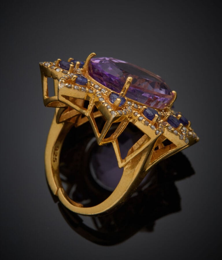 Importante BAGUE "fleur" en vermeil (925‰) serti d'une améthyste ovale, entouré…