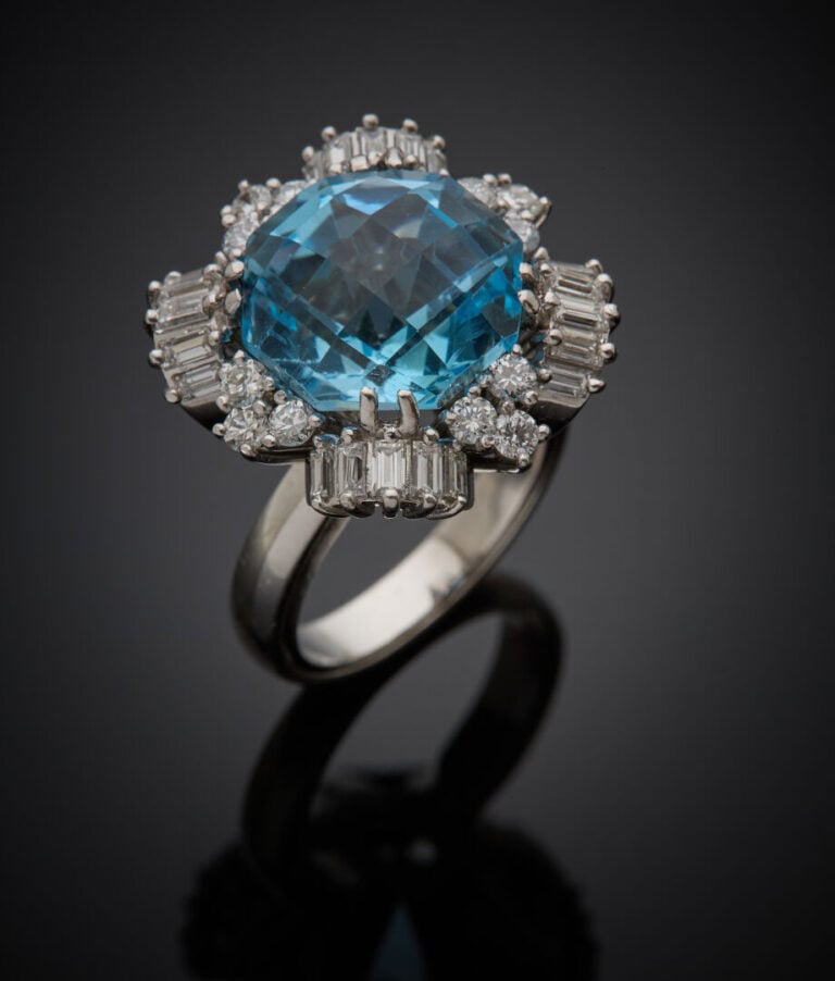 Importante BAGUE "fleur stylisée" en or gris (750‰) serti d'une topaze bleue fa…