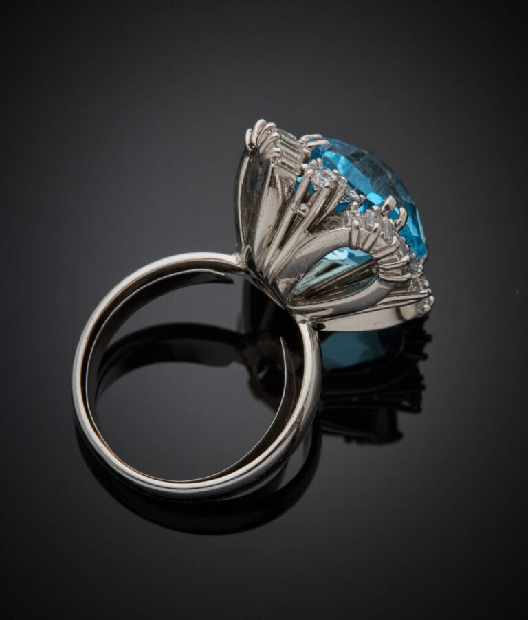 Importante BAGUE "fleur stylisée" en or gris (750‰) serti d'une topaze bleue fa…