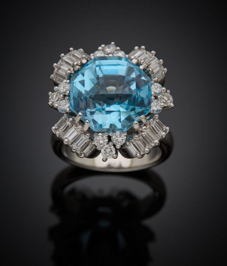Importante BAGUE "fleur stylisée" en or gris (750‰) serti d'une topaze bleue fa…