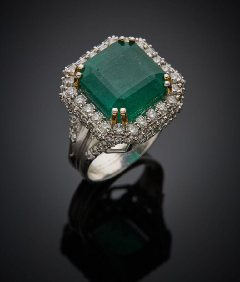 Importante BAGUE octogonale en or gris (750‰) ajouré, serti d'une émeraude tail…