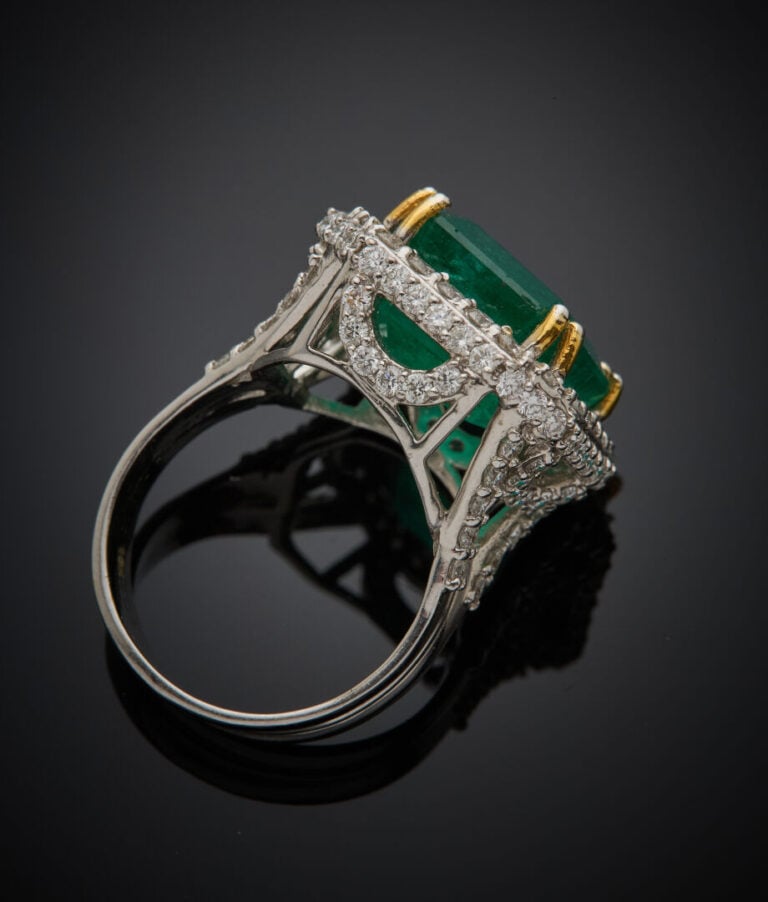 Importante BAGUE octogonale en or gris (750‰) ajouré, serti d'une émeraude tail…