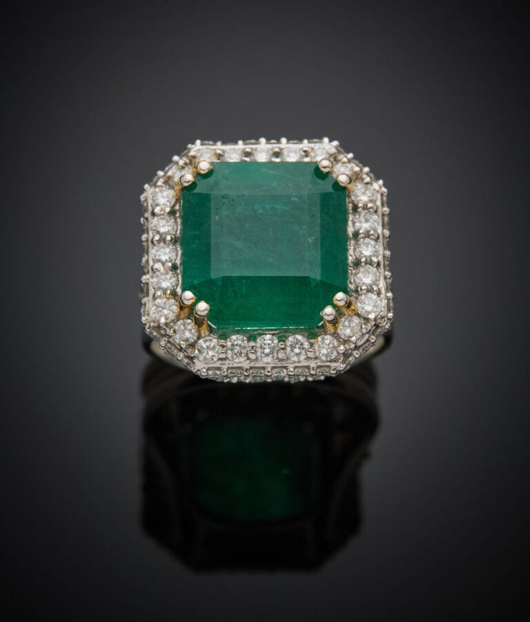 Importante BAGUE octogonale en or gris (750‰) ajouré, serti d'une émeraude tail…