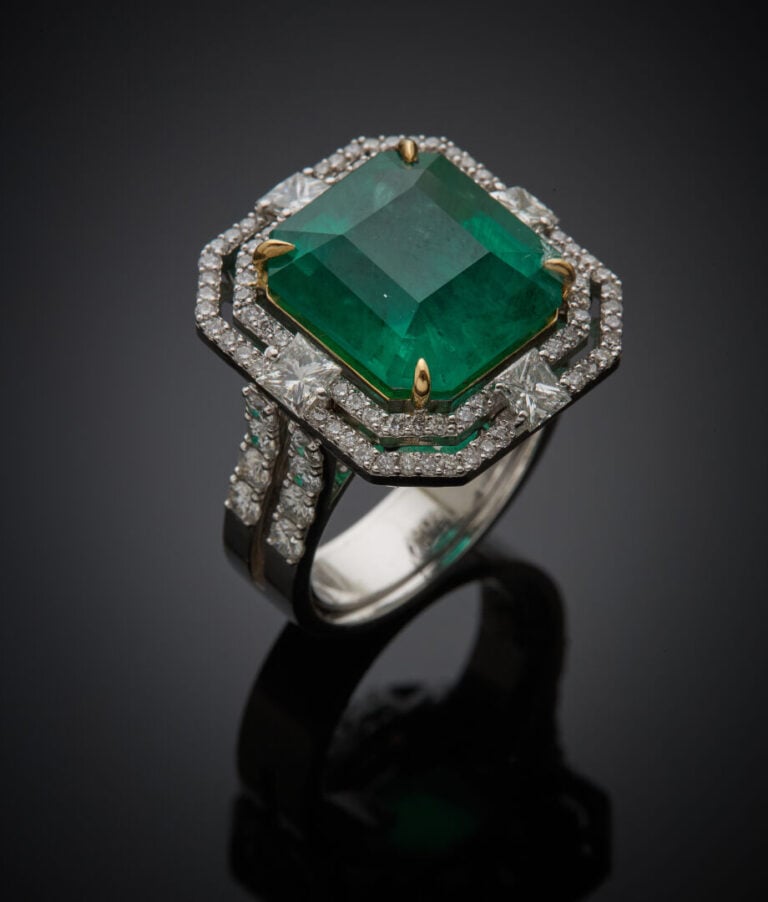 Importante BAGUE octogonale en or gris (750‰) ajouré serti d'une émeraude taill…