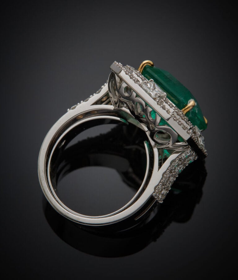Importante BAGUE octogonale en or gris (750‰) ajouré serti d'une émeraude taill…