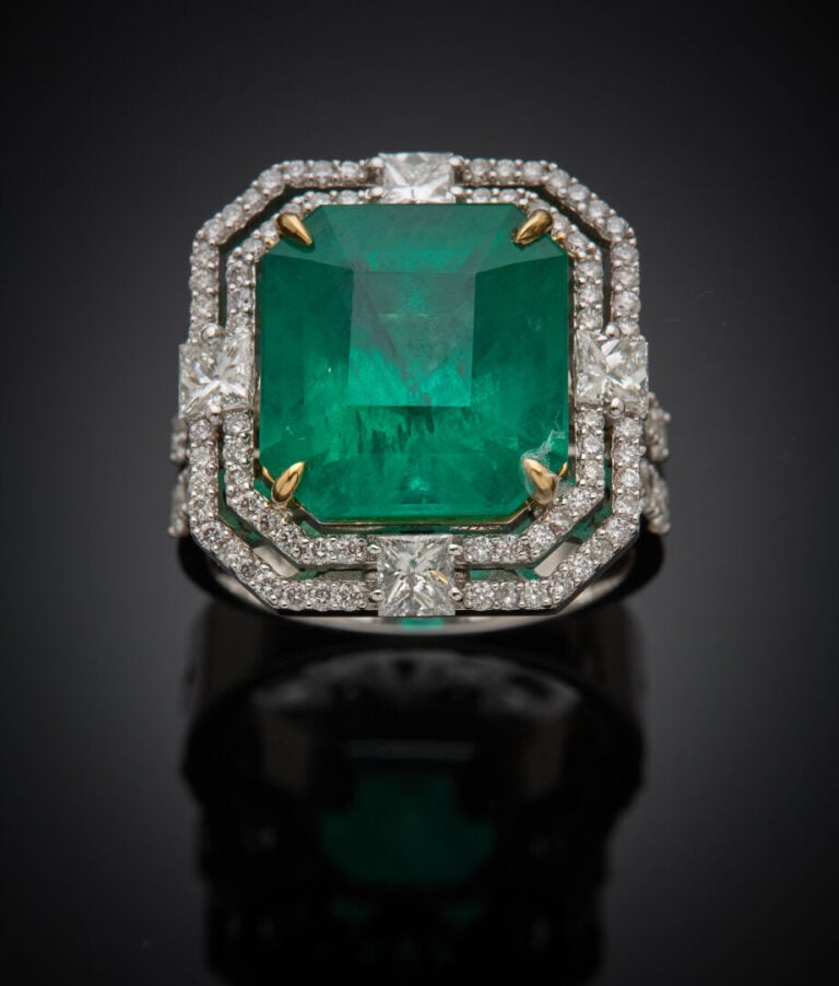 Importante BAGUE octogonale en or gris (750‰) ajouré serti d'une émeraude taill…