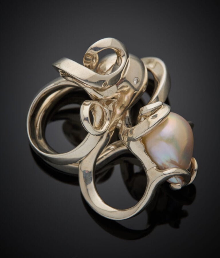 Importante BAGUE "Pieuvre" sur deux doigts en argent (800‰) ornéee d'une perle…