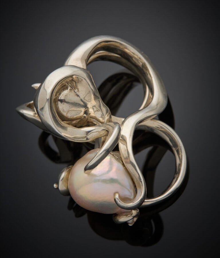 Importante BAGUE "Pieuvre" sur deux doigts en argent (800‰) ornéee d'une perle…