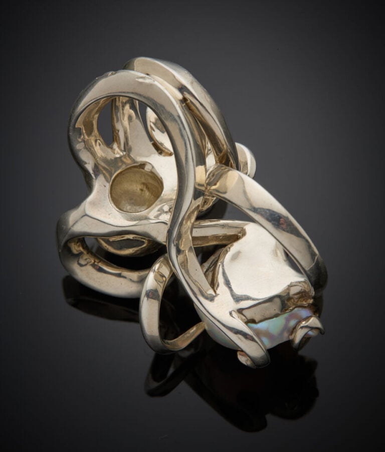 Importante BAGUE "Pieuvre" sur deux doigts en argent (800‰) ornéee d'une perle…