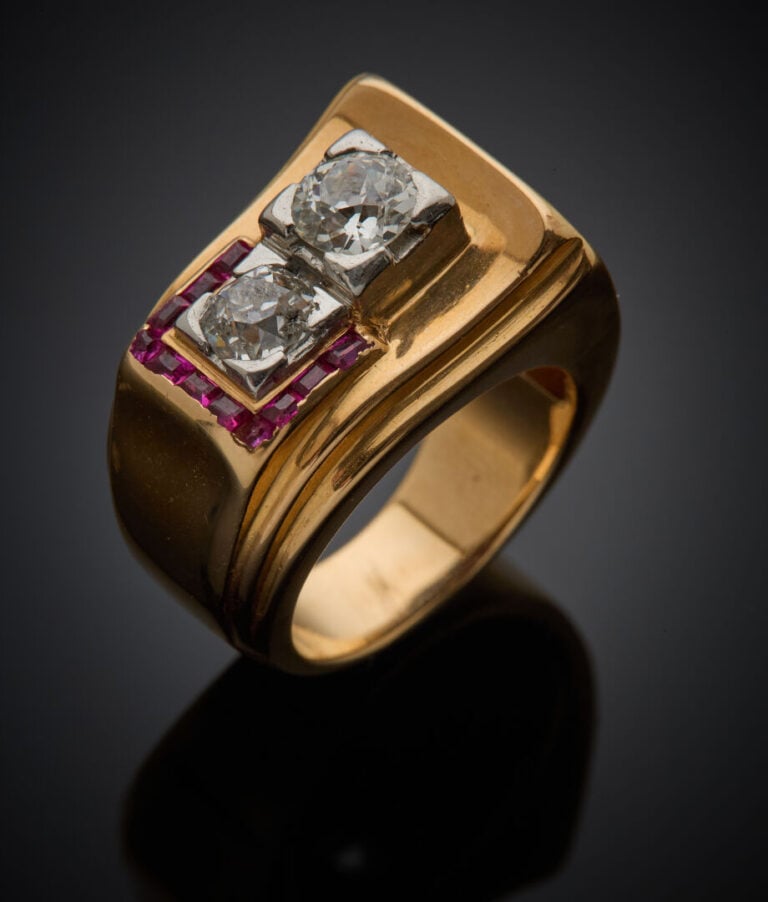 Importante BAGUE "tank" incurvée, en platine (min. 800‰) et or jaune (750‰) ser…