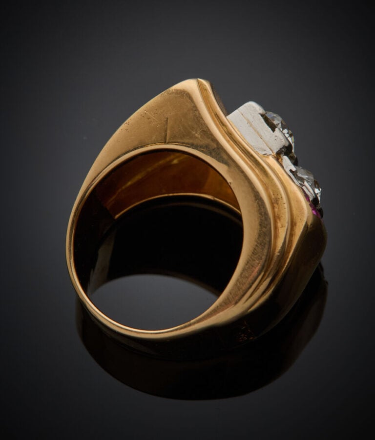 Importante BAGUE "tank" incurvée, en platine (min. 800‰) et or jaune (750‰) ser…