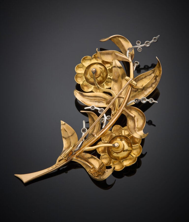Importante BROCHE trembleuse "fleurs" en platine (950‰), or jaune et or rose (7…
