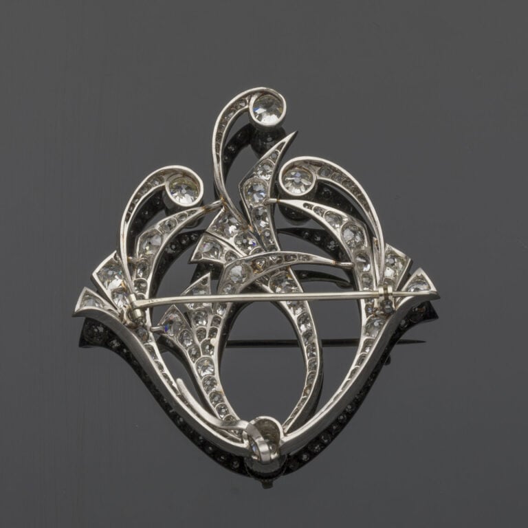 Importante BROCHE "volutes" en platine (min. 800‰) ajouré, entièrement serti de…