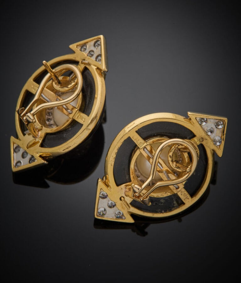 Importante paire de BOUCLES d'OREILLES en or jaune et or gris (750‰) à motifs c…