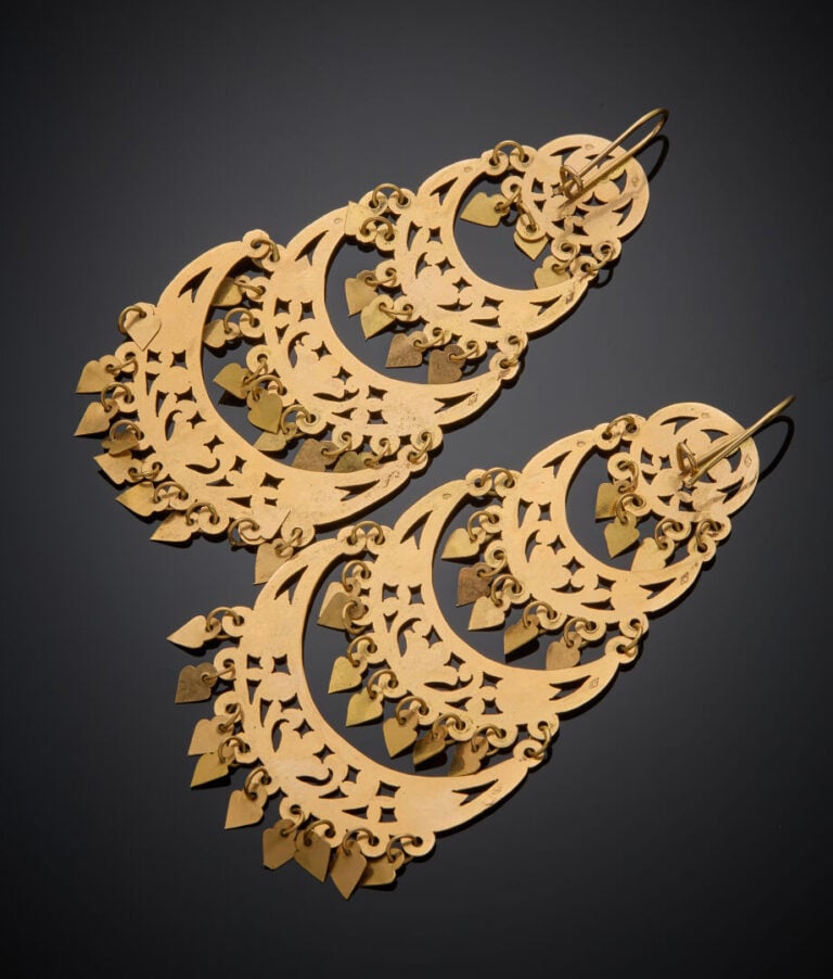 Importante paire de PENDANTS d'OREILLES "orientales" en or jaune (750‰) repercé…