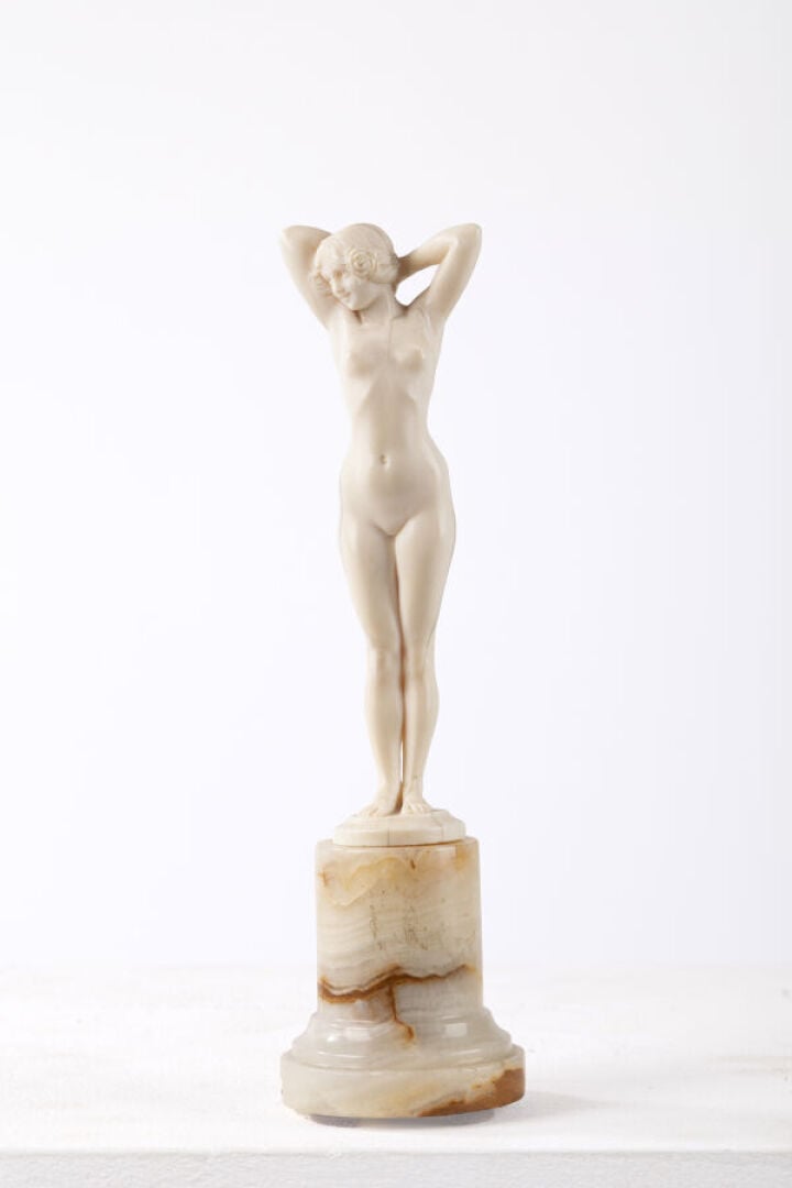 JOÉ DESCOMPS (1869-1950) - Femme nue les bras croisés derrière la tête - Sculpt…