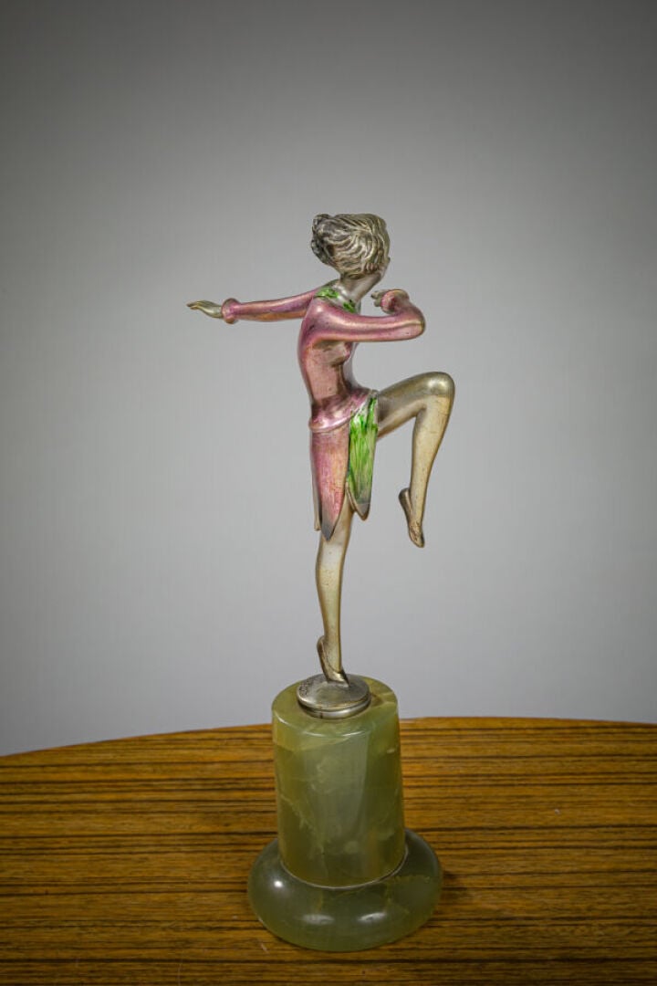 JOSEF LORENZ (1892-1950) - Sculpture en bronze argenté patiné figurant une dans…