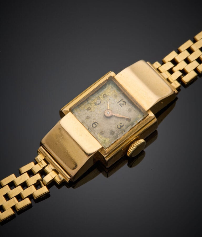 JUVENIA - - BRACELET MONTRE carrée de dame en or jaune (750‰). Attaches géométr…