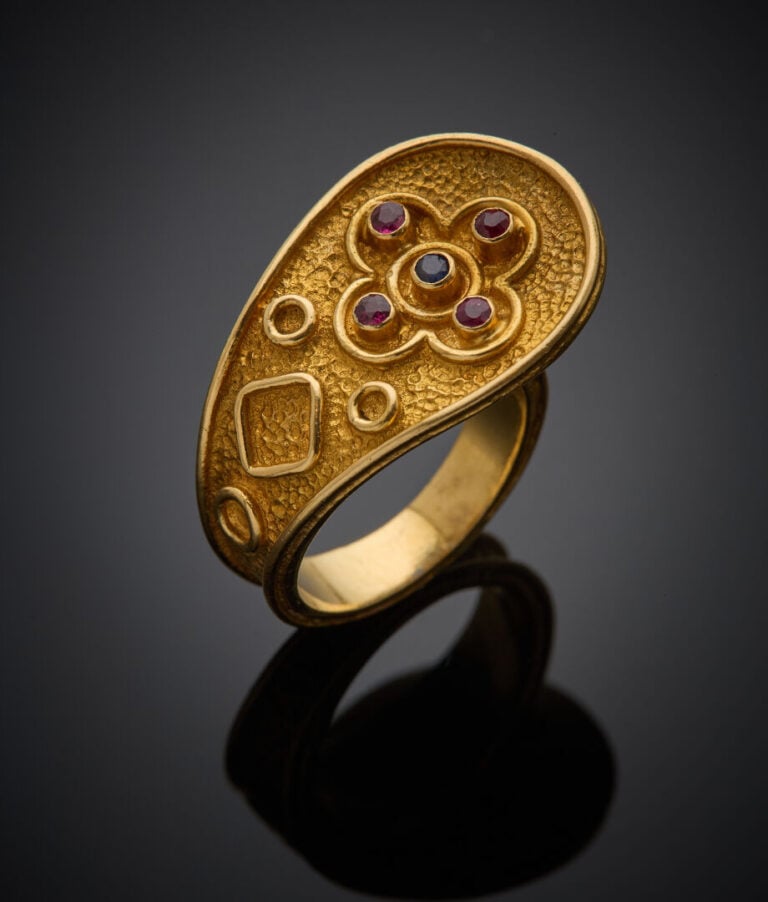 LALAOUNIS - - BAGUE "goutte" en or jaune (750‰) entièrement ciselé et martélé,…