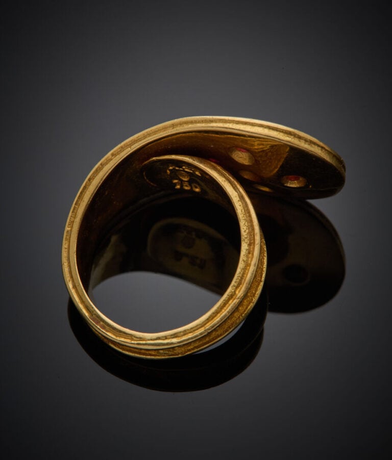 LALAOUNIS - - BAGUE "goutte" en or jaune (750‰) entièrement ciselé et martélé,…