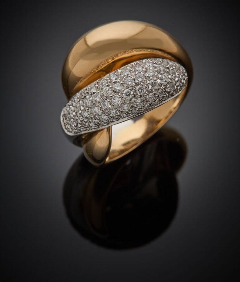 Large BAGUE en jaune et or gris (750‰) bombé, partiellement pavé de diamants ta…