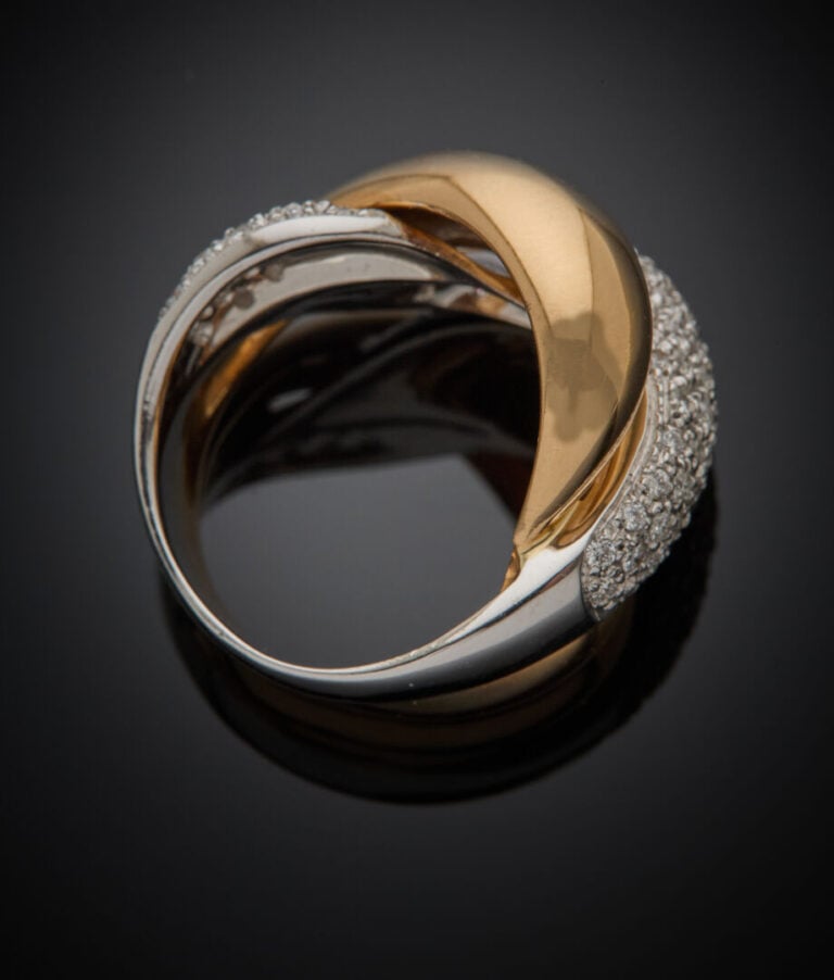 Large BAGUE en jaune et or gris (750‰) bombé, partiellement pavé de diamants ta…