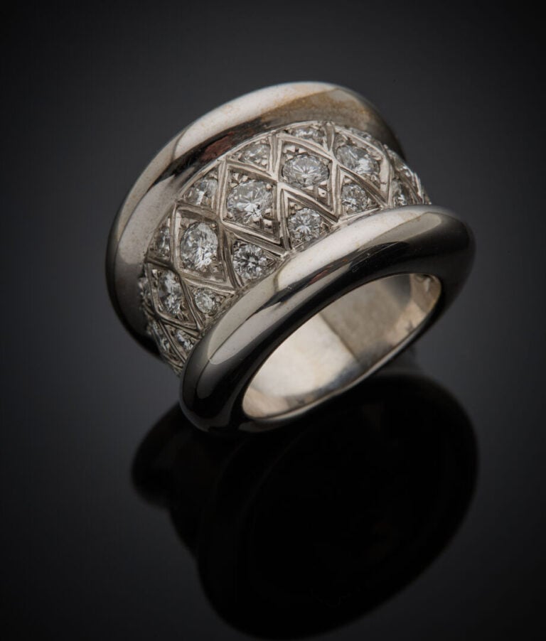 Large BAGUE en or gris (750‰) à motifs losangiques, serti de diamants taille br…
