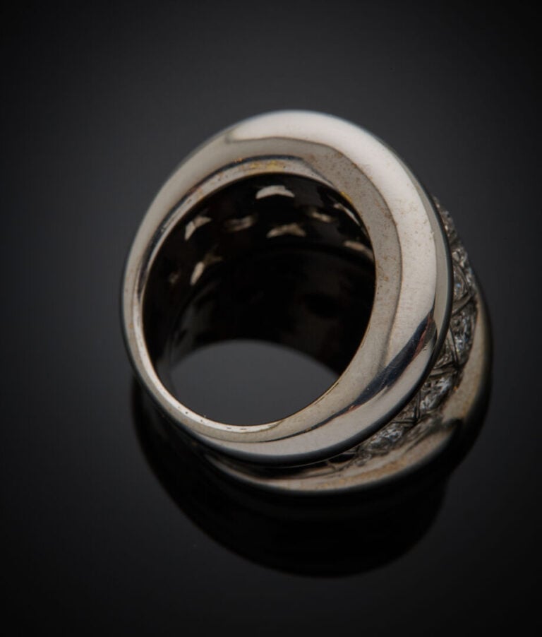 Large BAGUE en or gris (750‰) à motifs losangiques, serti de diamants taille br…