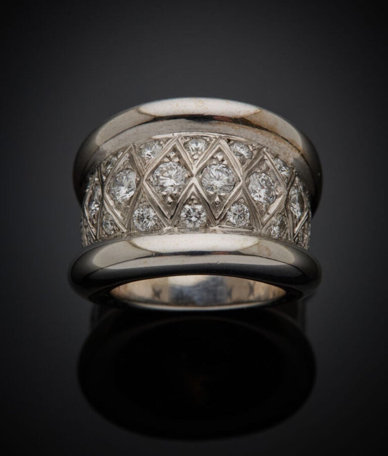 Large BAGUE en or gris (750‰) à motifs losangiques, serti de diamants taille br…