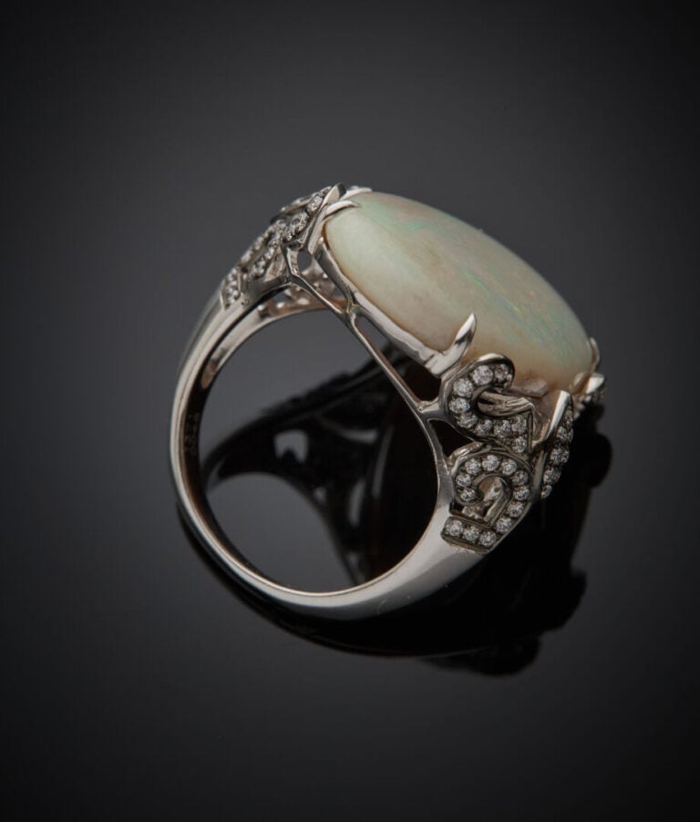 Large BAGUE en or gris et or noirci (750‰) ajouré, orné d'un opale de forme ova…