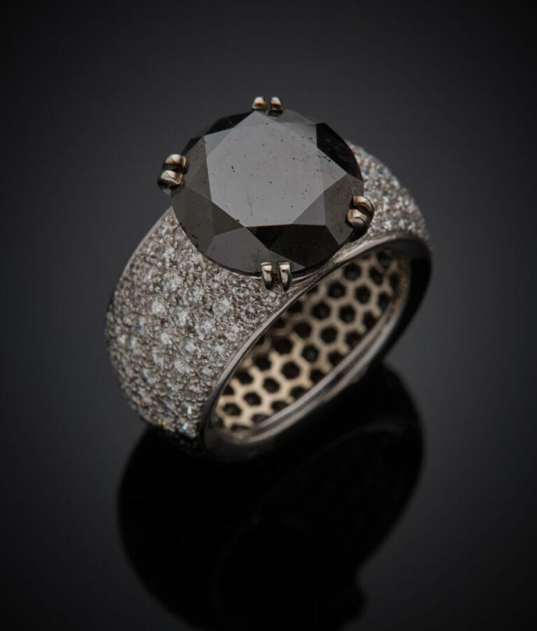 Large BAGUE en or gris et or noirci (750‰) surmontée d'un diamant noir taille b…