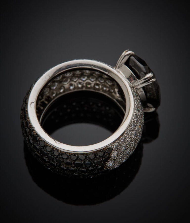 Large BAGUE en or gris et or noirci (750‰) surmontée d'un diamant noir taille b…