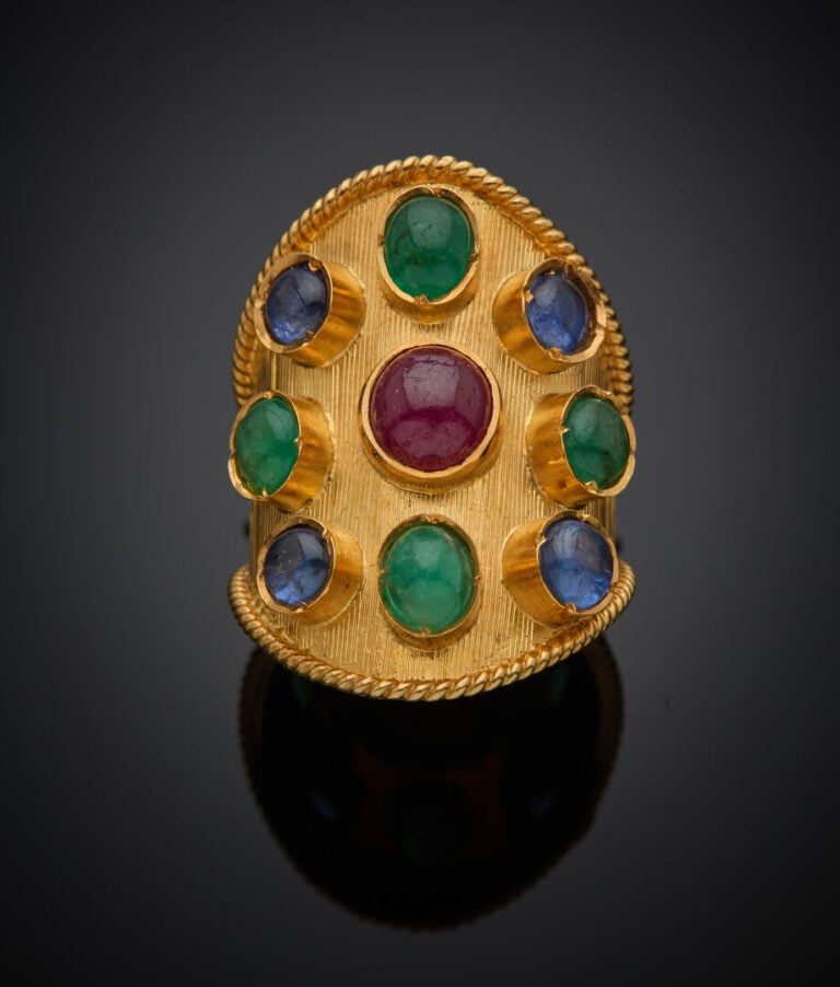 Large BAGUE en or jaune (750‰) guilloché et torsadé, orné de neuf cabochons de…