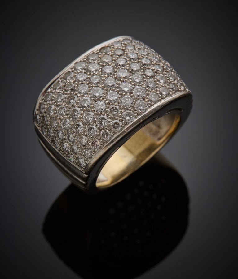 Large BAGUE en or jaune et or gris (750‰) serti d'un pavage de diamants taille…