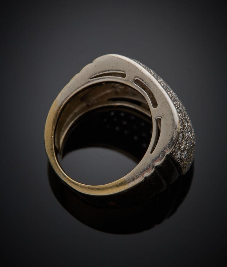 Large BAGUE en or jaune et or gris (750‰) serti d'un pavage de diamants taille…