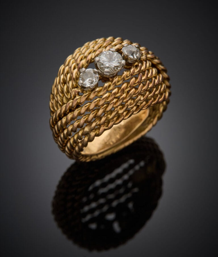 Large BAGUE en platine (min. 800‰) et or jaune (750‰) ajouré, composé de fils d…