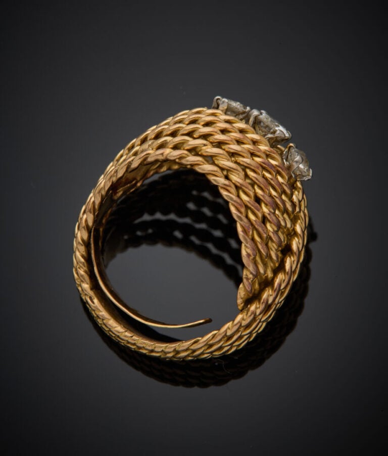 Large BAGUE en platine (min. 800‰) et or jaune (750‰) ajouré, composé de fils d…