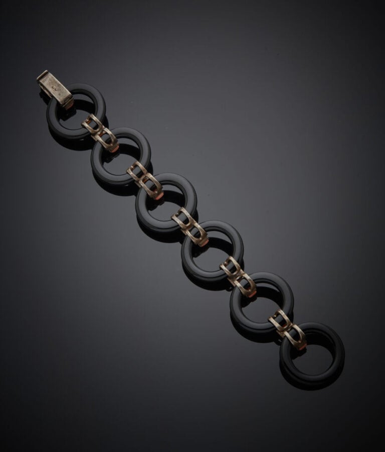 Large BRACELET articulé en argent (925‰) , comprenant six anneaux d'onyx, alter…