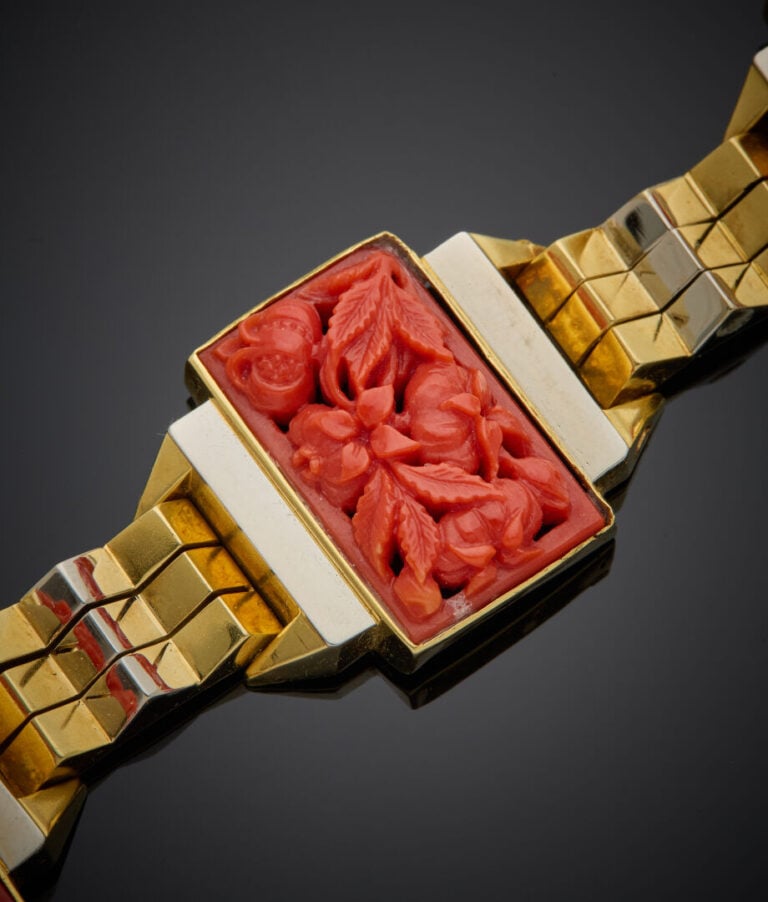 Large BRACELET géométrique "Tank" en or jaune et or gris (750‰) orné de quatre…