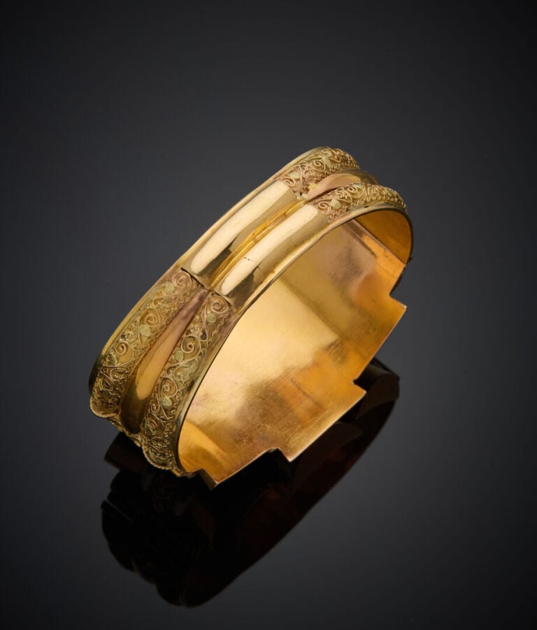 Large BRACELET "manchette" rigide ouvrant en or jaune filigranné, or rose et or…