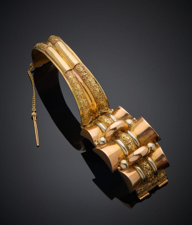 Large BRACELET "manchette" rigide ouvrant en or jaune filigranné, or rose et or…
