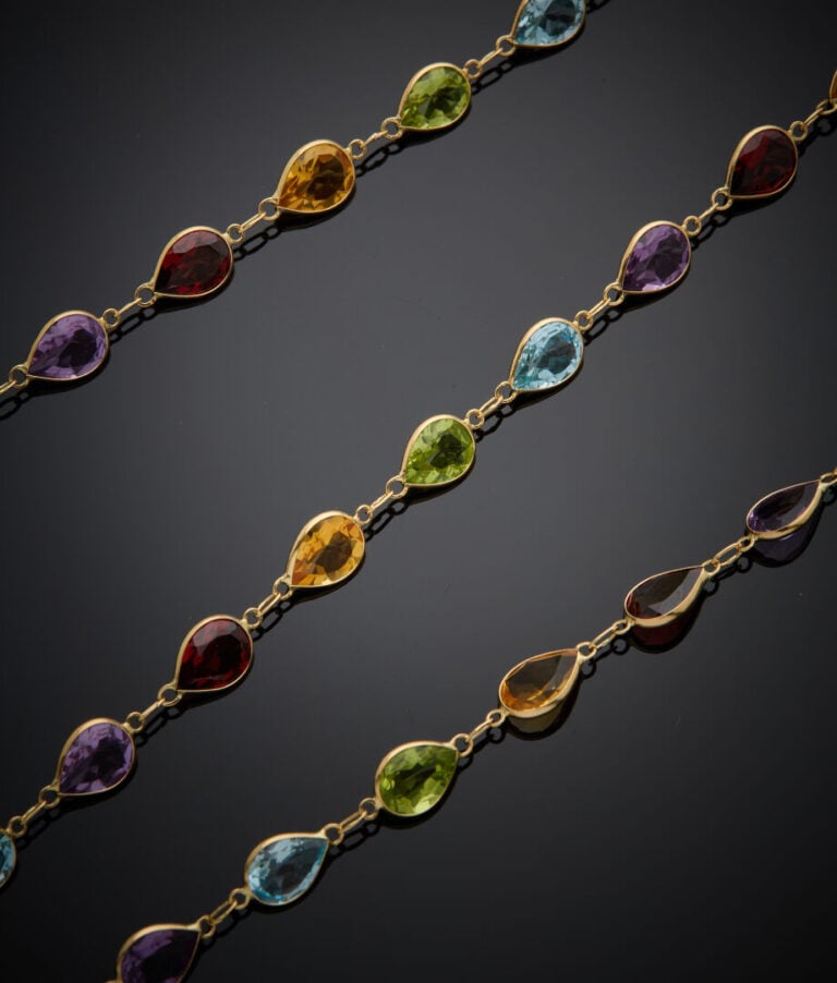 Long COLLIER chaînette en or jaune (750‰) serti de d'améthystes, grenats, citri…