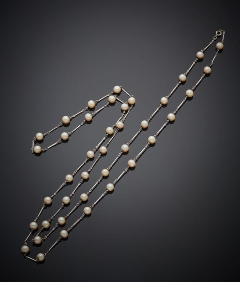 Long SAUTOIR en argent (min. 800‰) retenant quarante perles d'imitation (usures…
