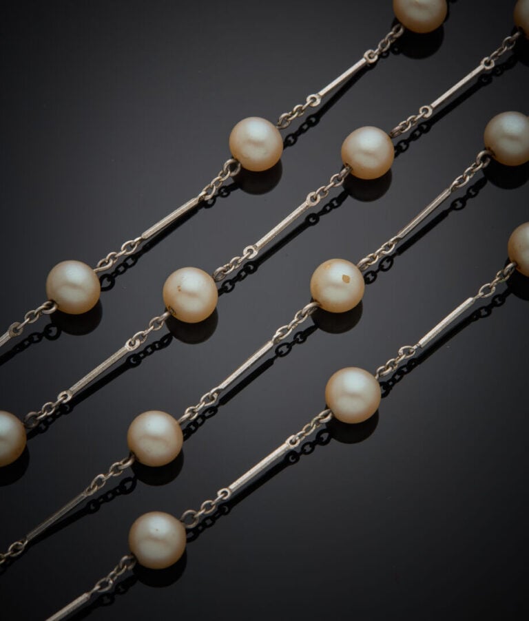 Long SAUTOIR en argent (min. 800‰) retenant quarante perles d'imitation (usures…