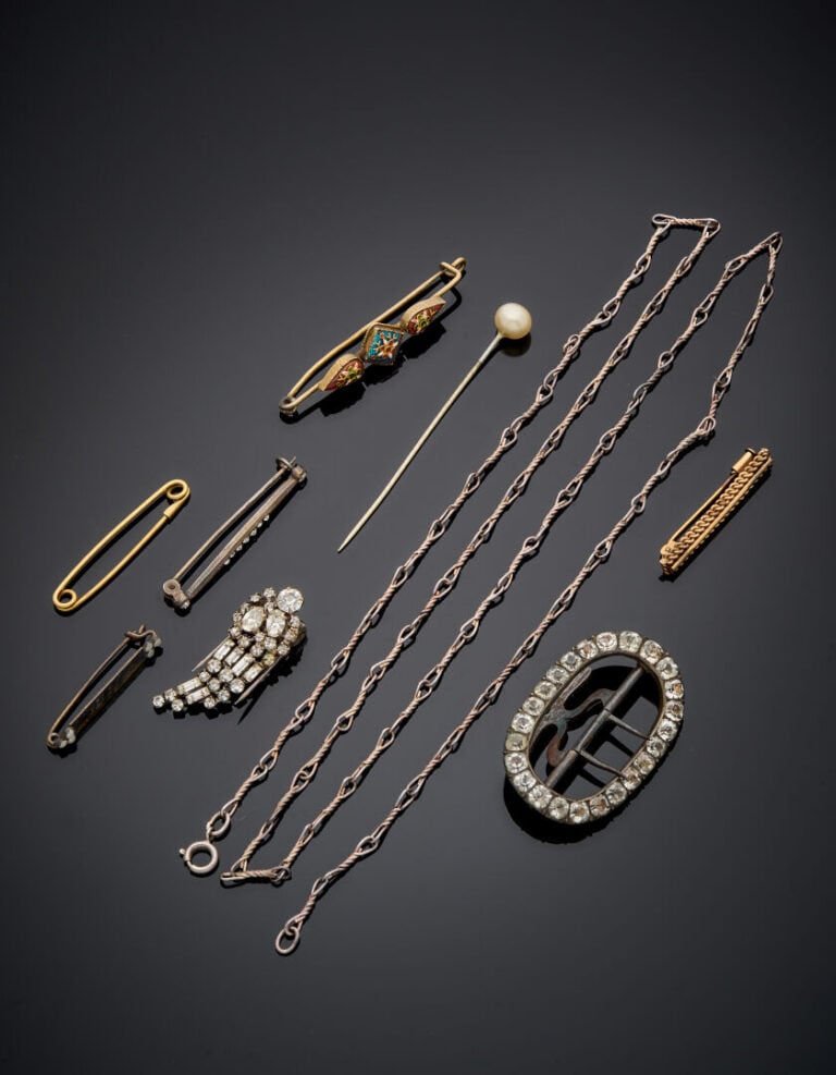 LOT de bijoux en métal, orné de strass, perles d'imitation et émail polychrome.…