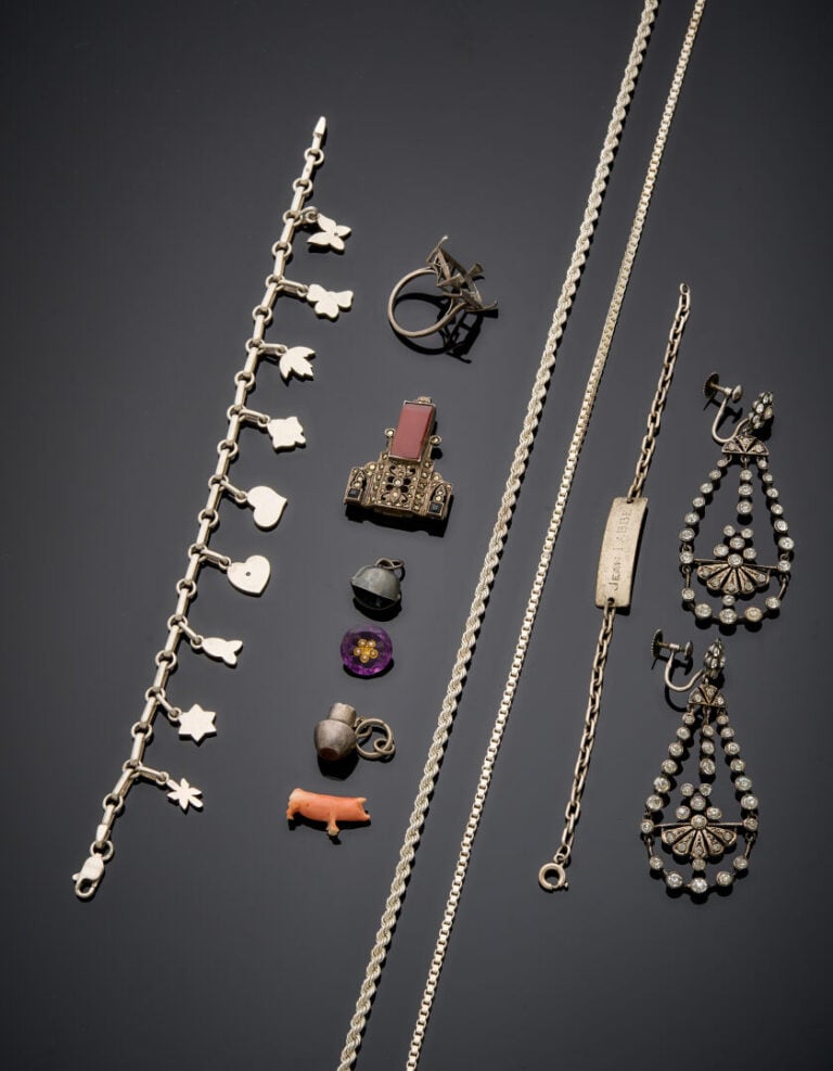 LOT en argent (min. 800‰) comprenant : - - deux BRACELETS, une gourmette gravée…