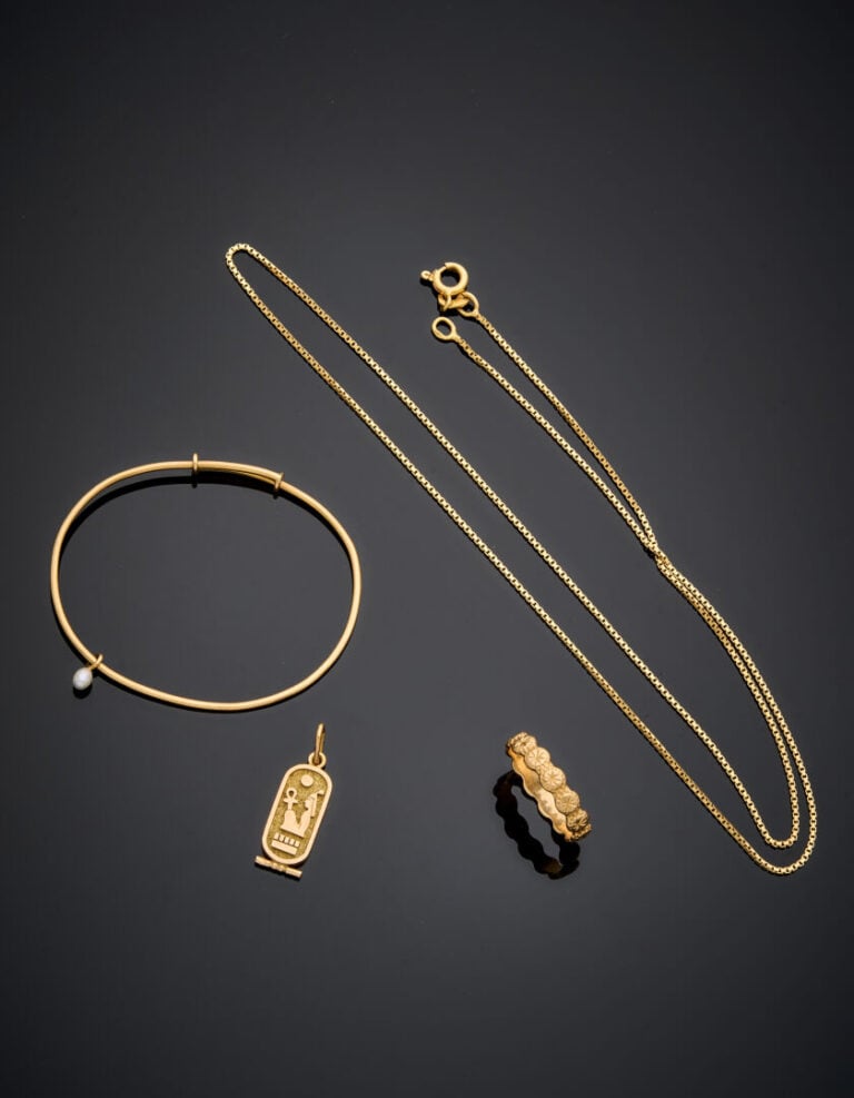 LOT en or jaune (750‰) comprenant : - - un BRACELET ajustable retenant une peti…