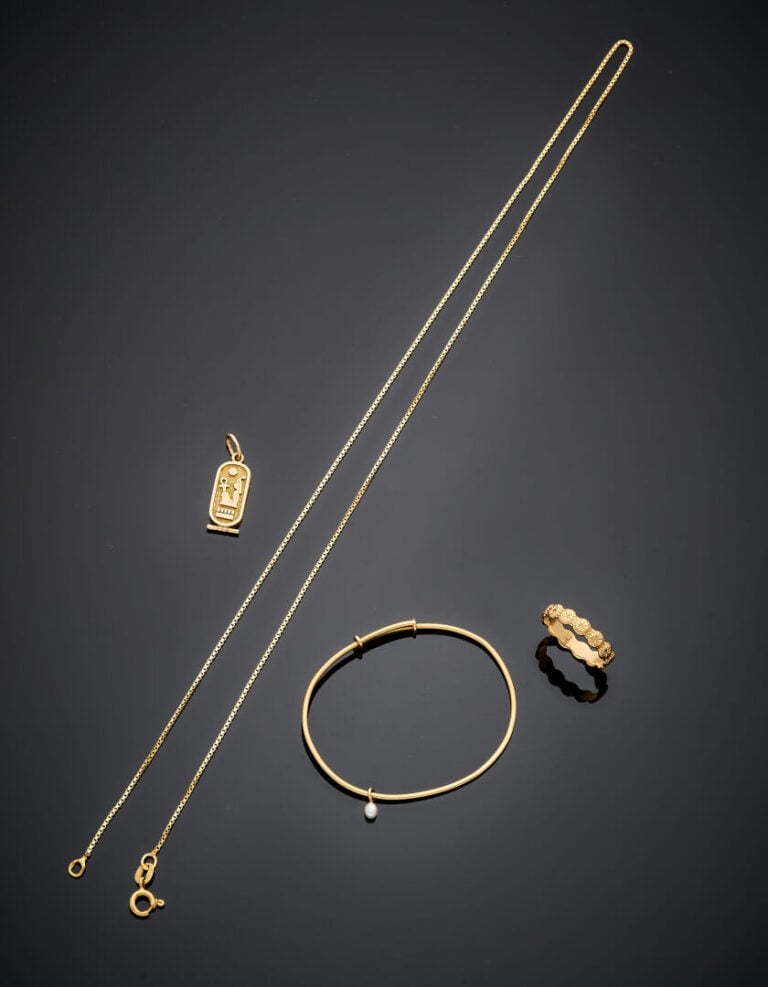 LOT en or jaune (750‰) comprenant : - - un BRACELET ajustable retenant une peti…