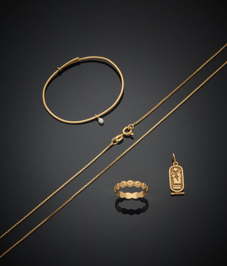 LOT en or jaune (750‰) comprenant : - - un BRACELET ajustable retenant une peti…