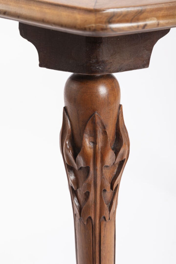 LOUIS MAJORELLE (1859-1926) - Guéridon en noyer sculpté présentant un plateau t…